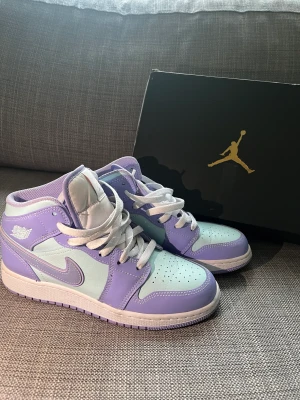 Nike Air Jordan 1 purple aqua mid  - Säljer nu mina älskade jordans. Storlek 38,5. Använda 1 gång. 