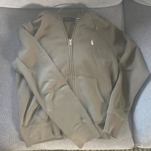 Hoddie - Äkta och köpt i butik. Storlek M. Passar mig som är s, blir väldigt oversized, så väldigt mysig. Kvalite; 9/10