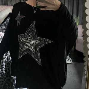 Tröja  - Skitsnygg tröja med glittriga stjärnor på💘 Aldrig använda⚡️