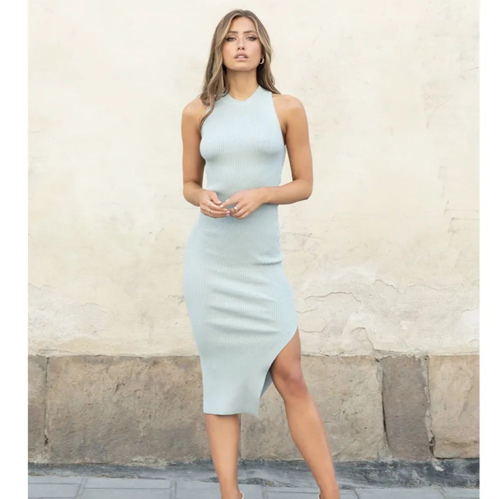 Jättefin klänning som bara är använd 1 gång. Köpt för 749kr önskas fler bilder skriv i DM. 350kr inclusive frakt 😊🤍. Klänningar.