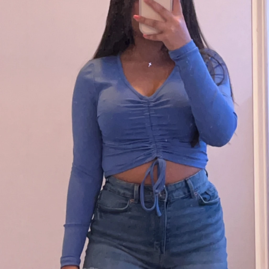 Blå tröja med knyt