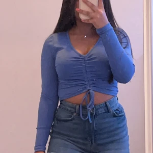 Blå tröja med knyt - Blå tröja med knyt i superskick! Passar stl xxs-m.