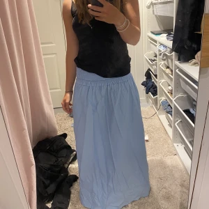 Långkjol  - Jättefin långkjol från bikbok användts en gång. Kan även ha den som en bandåklänning💕