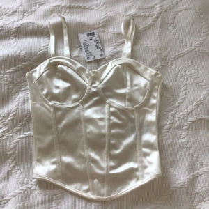 Vit topp H&M - Suuupeeerfin siden topp från H&M divided! 💞💐 Lappen kvar och oanvänd😻💘 Storlek XXS🫶🏼🫶🏼🫶🏼