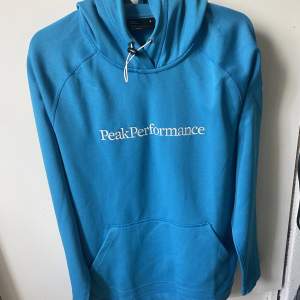 Blå peakperformance hoodie i storlek M. Väldigt bra skick. Köparen står för frakten, skickar även spårbart.