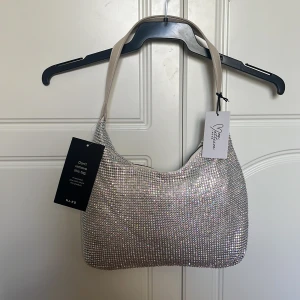 Glitterväska NA-KD x Moa Matsson - Oanvänd glittrig väska från Na-kd x Moa Matsson. Prislapp kvar