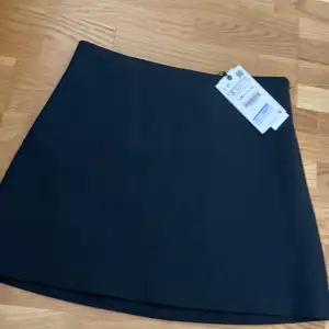 Zara kjol köpt för några månader sen hann aldrig använda den 