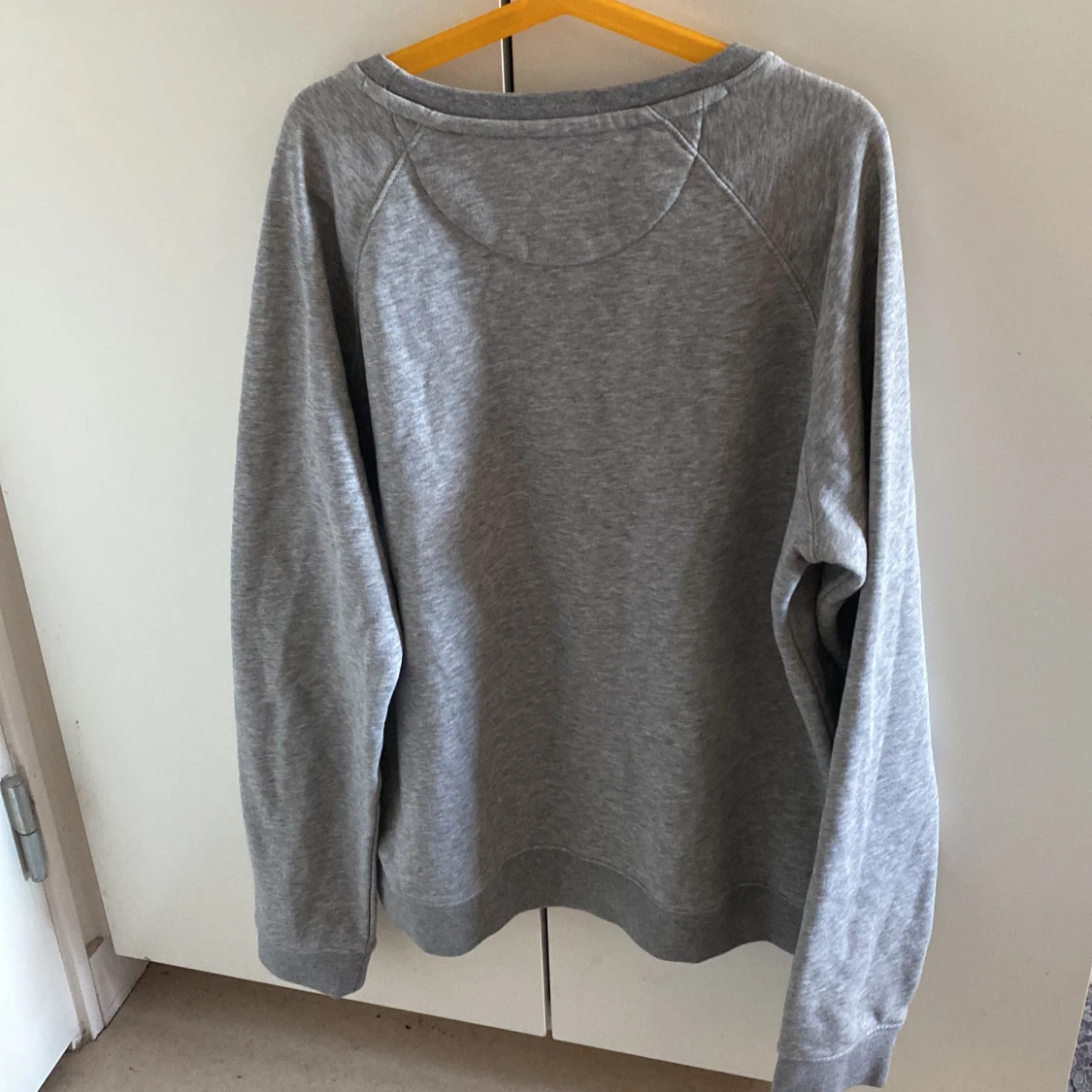 Grå Gant tröja (L) 250kr  - 90
