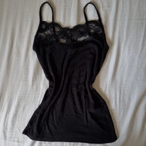 Spetslinne - Supersött ribbat linne med spets från GinaTricot. Några lösa trådar som man ser på bilden men bara att klippa bort. Skriv vid frågor⭐️