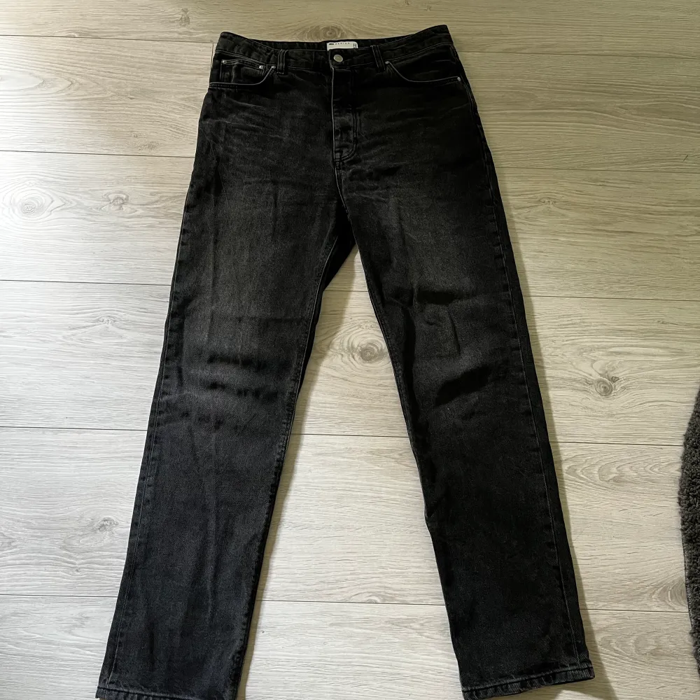 Svarta loose jeans i vintagetvätt. Väldigt bra skick och bara använda 2-3 gånger! Bara att skriva om fler bilder behövs. Dessa byxor säljs inte längre på nätet eller i butik så ta chansen!. Jeans & Byxor.