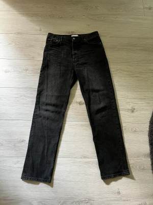 Svarta loose jeans  - Svarta loose jeans i vintagetvätt. Väldigt bra skick och bara använda 2-3 gånger! Bara att skriva om fler bilder behövs. Dessa byxor säljs inte längre på nätet eller i butik så ta chansen!