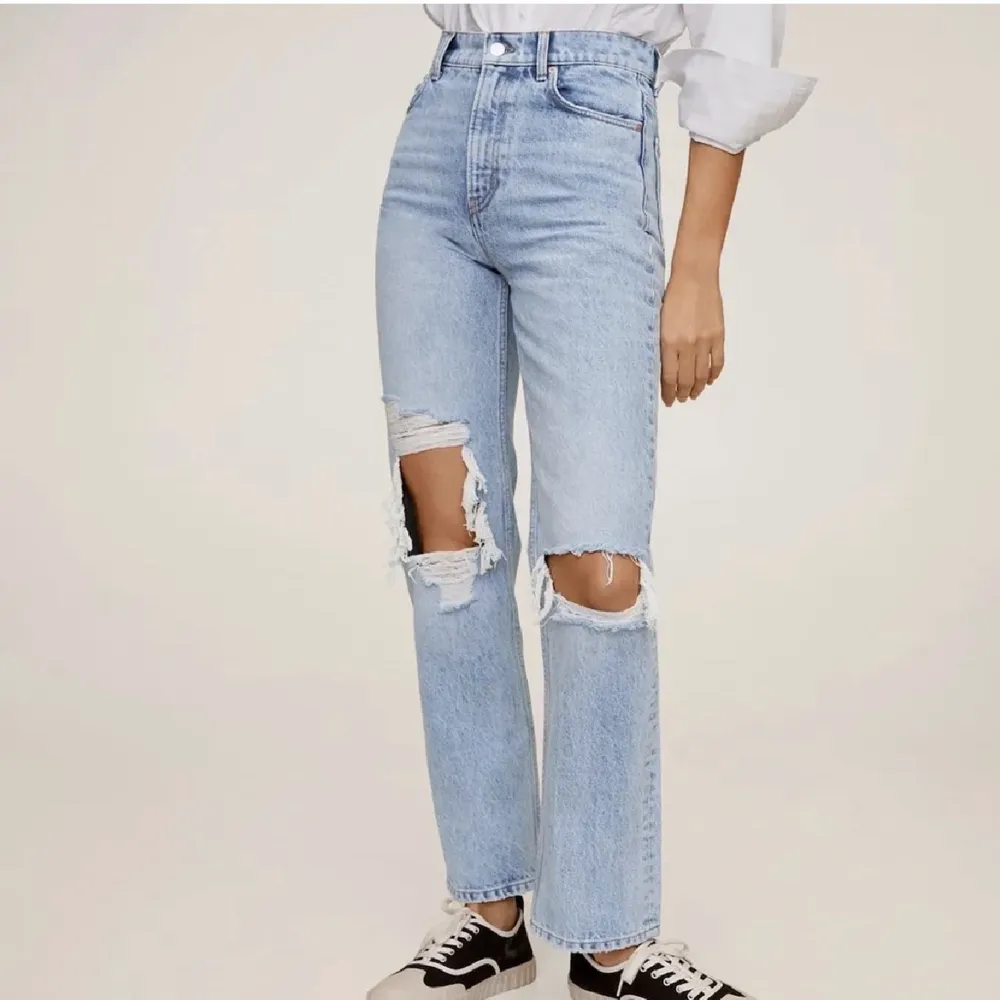 ⚠️Jag flyttar till USA om ett par veckor och vill bli av med allt⚠️ som nya, supersköna jeans💙💙. Jeans & Byxor.
