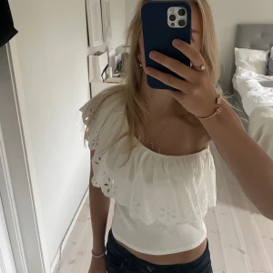 Zara one shoulder - Söt topp från zara, helt ny med lapp kvar. Storlek 164cm men skulle säga att den passar xs-m💓toppen är även slutsåld på zaras hemsida
