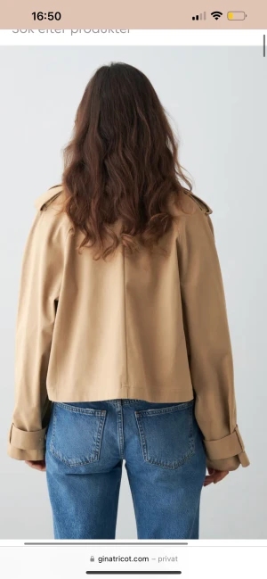 Trenchcoat  - Säljer min jättesöta trenchcoat från Gina tricot. Den är mer av en kall beige färg i verkligheten (sista bilden). Den är helt oanvänd med prislappen kvar. 💞Passar S-L!