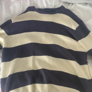 Randig tröja - Säljer denna jättesöta tröja då det inte är min stil längre! Den är från brandy Melville och har använts ungefär 1 gång bara! Väldigt bra skick och inga somhelst fläckar. Tyvärr vet jag inte vilken storlek eftersom det inte står men skulle kunna tro S❤️