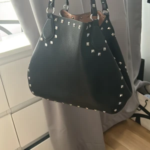 Svart handväska  - Stor handväska som passar perfekt till skolan då den har ett stort fack för ex datorn. 💗