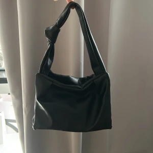 Svart handväska  - Fint skick, med ett stort fack i mitten och magneter som gör att man kan stänga och öppna.💗