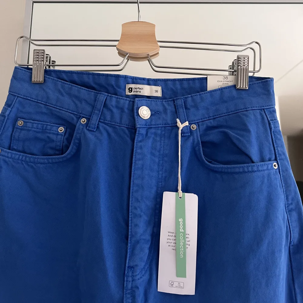 Oanvända blåa jeans från GinaTricot, i storlek 38🩷💞 Nypris 349:-. Jeans & Byxor.