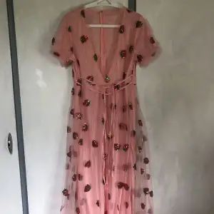 Köpte denna klänningen men aldrig använt. Den har bara legat i garderoben så bestämt att sälja den nu. Storlek xl.