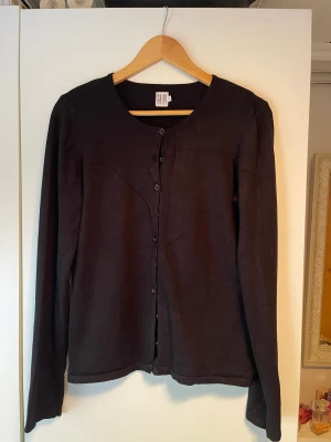 Kofta - En svart kofta. Storlek: XL.