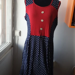Nästan ny sommarklänning - Klänning med ovanliga knappar.