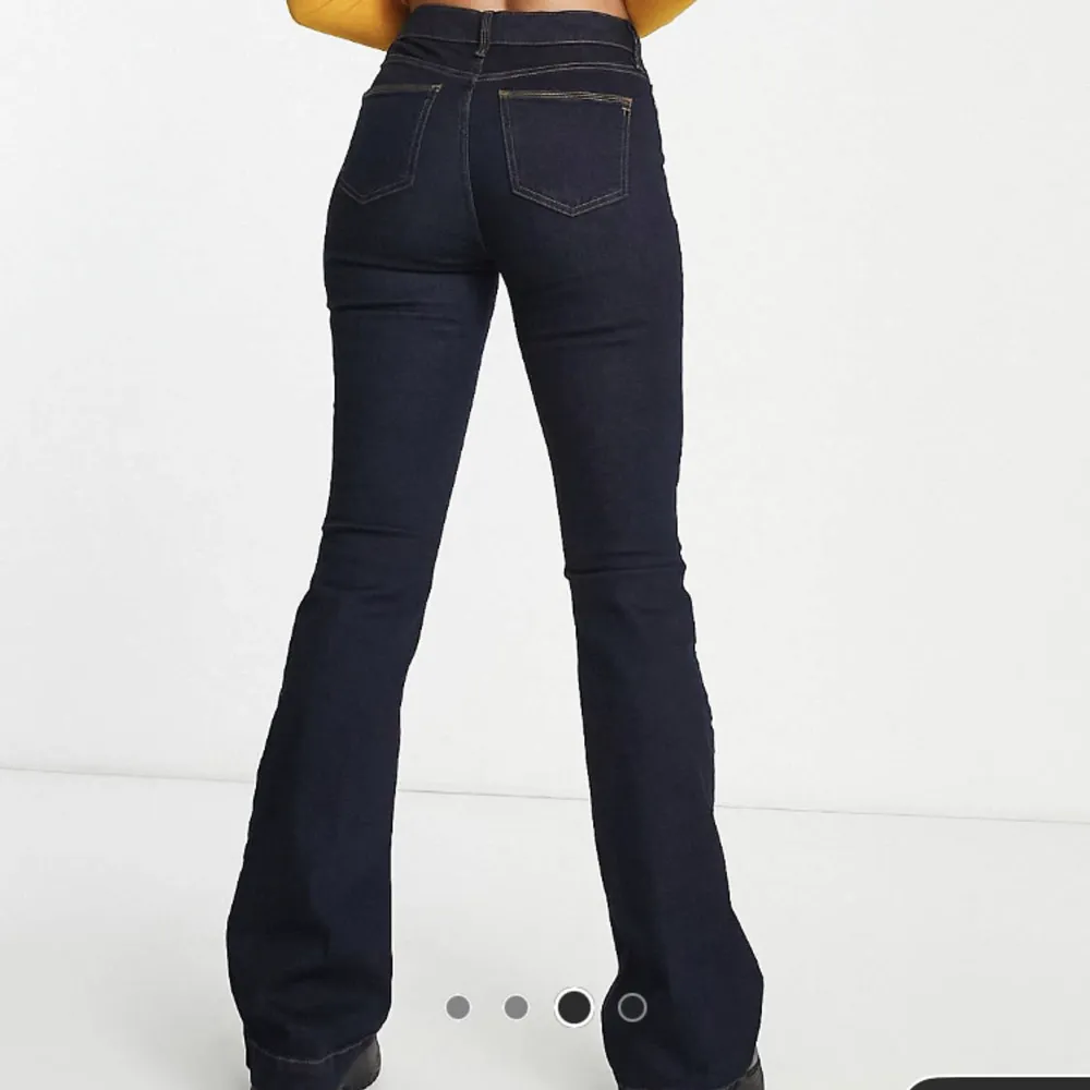 Helt nya bootcut jeans från river island men köpta på asos! Det är i princip svarta, alltså inte färgen på bilden. Kan skicka fler bilder om det önskas! Men super fin passform🤩. Jeans & Byxor.