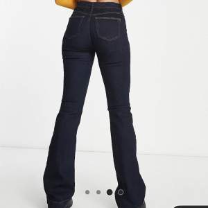 Helt nya bootcut jeans från river island men köpta på asos! Det är i princip svarta, alltså inte färgen på bilden. Kan skicka fler bilder om det önskas! Men super fin passform🤩