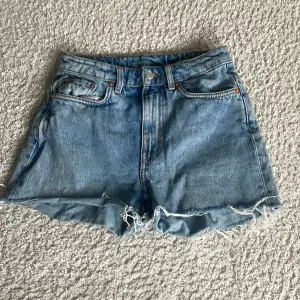 Ett par blåa shorts från weekday, som jag säljer för att dom inte längre passar då dom är för små. Snygga för sommaren som passar med allt💗(Det är egentligen ett par jeans men som är avklippta till shorts)