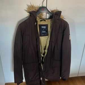 Svea parka herr - Säljer en brun svea herr jacka Strl S Värmer väl och är skön att ha på sig! Dm för fler bilder, pris kan diskuteras!