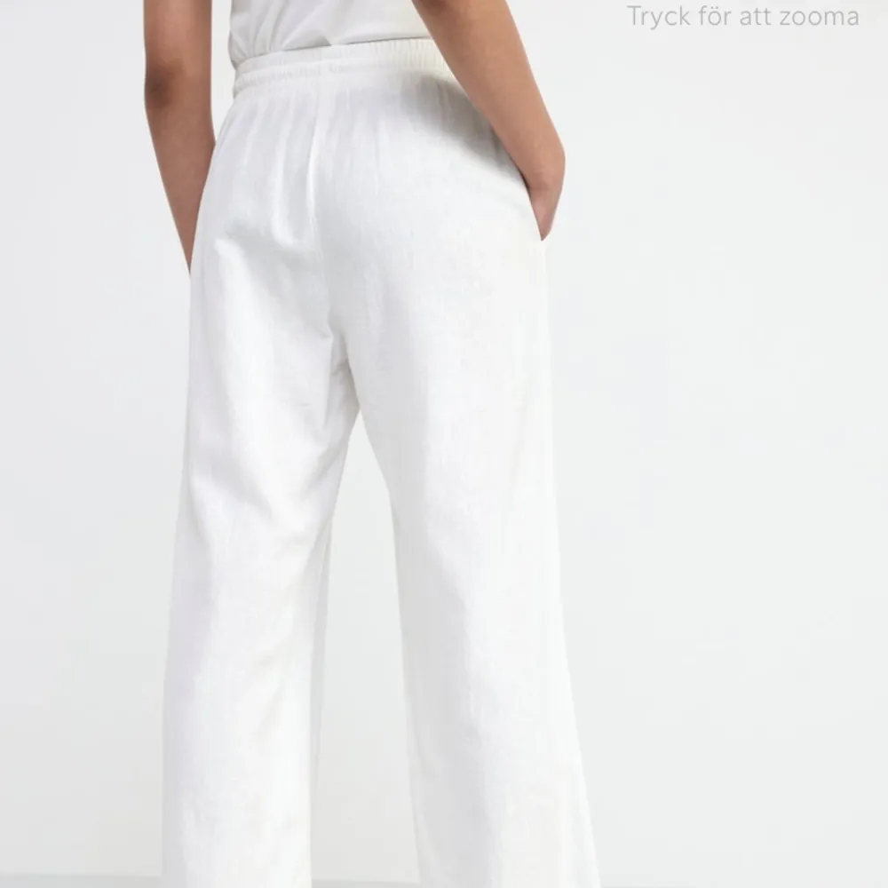 Säljer ett par vita linnebyxor från Lindex. Det är helt slutsålda! På bilden har modellen dem high waist men man kan också välja att ha dem Low waist! Hör av er vid frågor!💗. Jeans & Byxor.