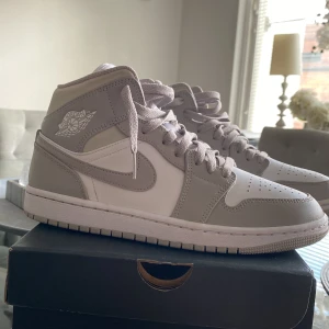 Jordan 1 ”Linen” Mid - Säljer mina Jordan 1 Linen i str 41. Säljs med tanke på fel storlek och av den anledningen inte används så mycket som jag hade tänkt. Har använt dem några gånger men nästan som nya, lite slitna i hälen men inget som syns-sida 3 Nypris:3199 på merch Sweden