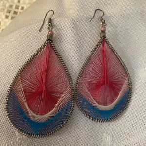Vintage/retro coola örhängen. - Super härliga vintage/ retro örhängen i färgerna blått, vitt och rosa. Annorlunda och coola. Örhängena är ca 8 cm långa.
