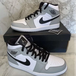 Air Jordan light Smoke mid grey - Säljer mina super coola jordans då jag har för mycket skor och dessa används aldrig, har använt dom innan 1-2 gånger endast köptes för 3199kr, skickar mer bilder vid behov och dem är helt äkta, köptes på wavykicksse instagramsida. 