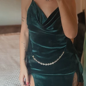 Helt ny sammetsklänning  - Superskön fin sammetsklänning från Shein   Bara testad, nypris 189:- 