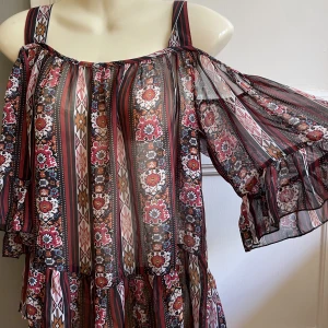 Bohemisk blus - Blus som är som ett linne, där ärmarna fortsätter längre ner på armarna (se bild två).  Jättefint mönster! Storlek S (US 4 & UK 8) 