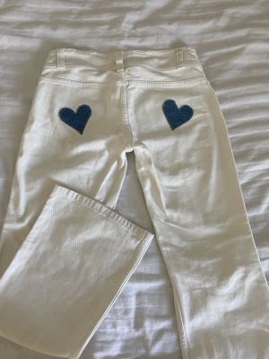 Vintage jeans - Vintage jeans från hm med söta detaljer bak, köpta på Plick men förstora för mig. Mått: 76 midja och 72 innebenslängd. Klicka gärna på köp nu knappen💗