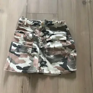 Skit cool kjol från zara med militär mönster och fickor där framme, stl 140 (10 år). Kontakta för fler bilder