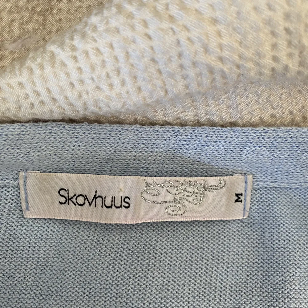 Mysig ljusblå trekvarts ärmad tröja från Skovhuus. Inga defekter. T-shirts.