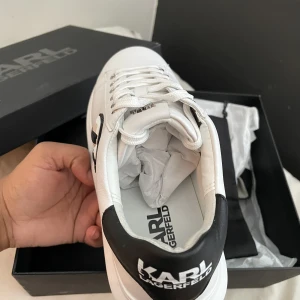 Karl lagerfeld  - Har aldrig använt de. Ångrar bara köpet💞pris kan såklart diskuteras