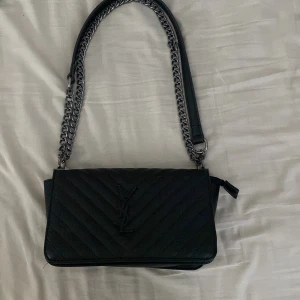 Handväska  - Säljer min YSL väska som inte kommer till användning längre. Säljs för  580kr!