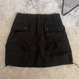 Zara kjol - Snygg svart kjol från Zara🖤 Går att justera hur tight kjolen ska sitta med bandet