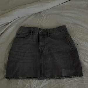 Säljer min jeans kjol från lager 157 då den är förstor för mig. Aldrig använd bara testad 