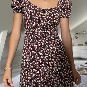 Blommig och söt klänning med knappar från Zara. Andvänd en del men så fint skick.🩷