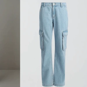 low waist cargo jeans - blå lågmidjade cargo jeans från gina. Använda 2 gånger då dom är förstora. köpta för 499kr säljer för 399kr. skriv för mer bilder!