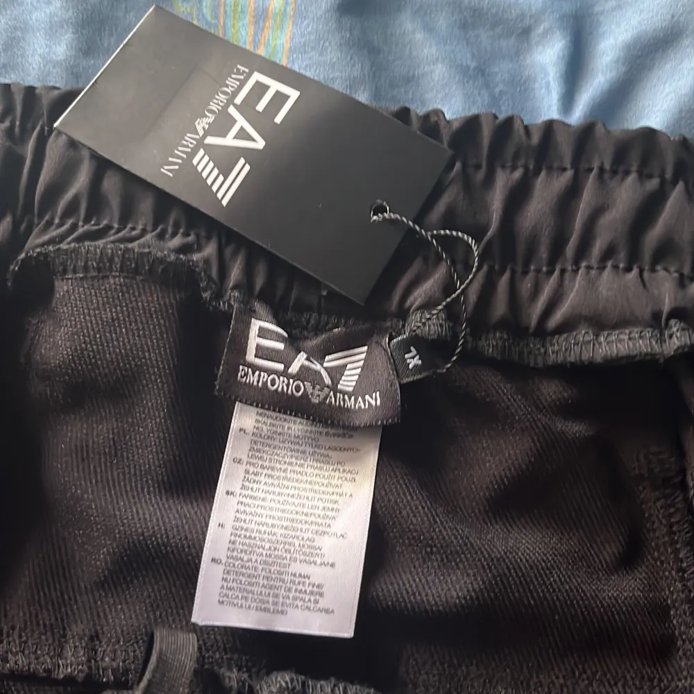 Helt Oanvänd Ea7 byxa i storlek XL men passar L,M, den är väldigt liten i storlek. Jeans & Byxor.