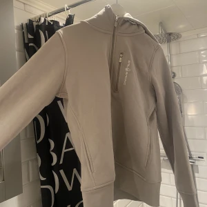 Beige Sail racing hoodie storlek M - Sail racing hoodie i storlek M använd 1 gång då den var för stor, så den är jättefin! 
