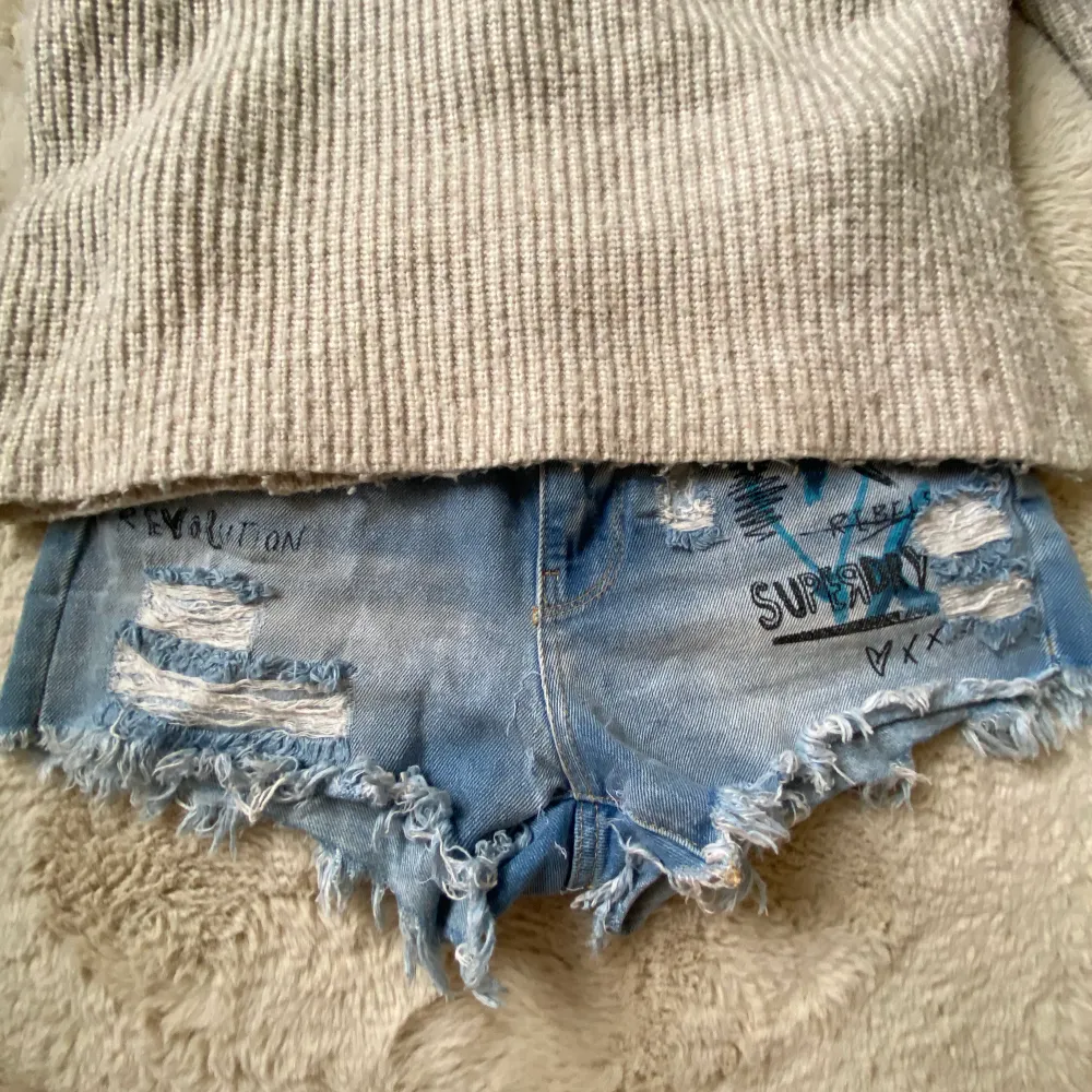 Jättesnygga jeans shorts med unika detaljer💗💗Har inga fler bilder med dem på💗. Shorts.