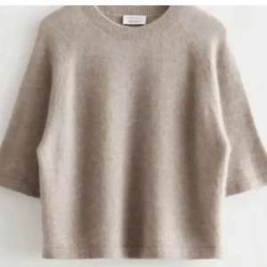 Stickad T-shirt  - Säljer denna super fina och bekväma tröja från other stories  då den inte va min still. Den är andvänd en gång så som ny. Storleken är S! 