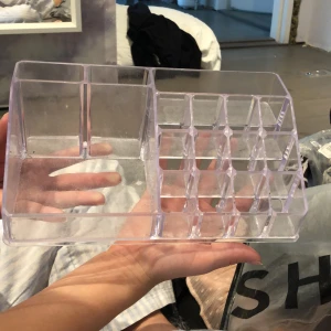Smink förvaring - En plast smink förvaringslådor med mycket förvaring som man ser på bilderna. Små repor som knappt syns.