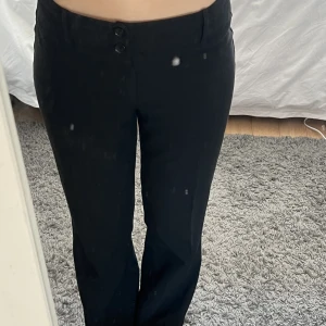 Kostymbyxor  - Lågmidjade kostymbyxor från Esprit, köpt secondhand men i fint skick. Trasig sömm i grenen men inget som syns när de är på💕 